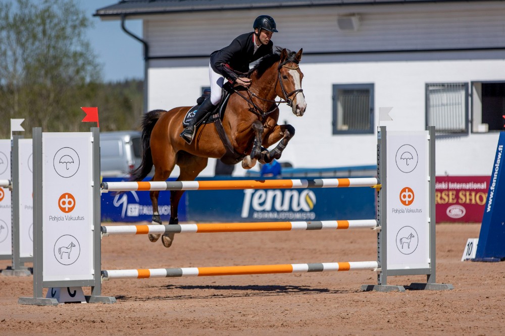 Hevonen ratkaisi voiton” – Stable Novassa hypättiin ensimmäiset  Pohjola-osakilpailut - Suomen Ratsastajainliitto